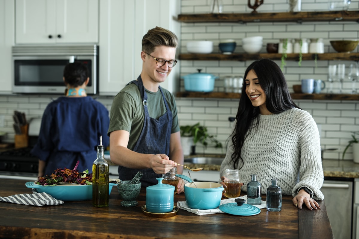 Dapur modern dengan makanan sehat yang disiapkan